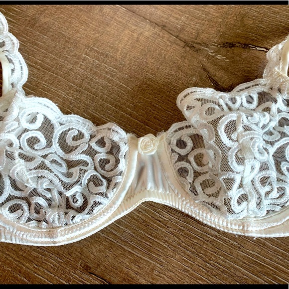 Vintage sexy satin & lace Chantelle Bra - Picture 2 of 5